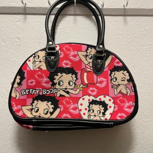 Betty Boop väska  - Perfekt skick, köpt på vinted, aldrig använd, passar inte direkt min stil! 