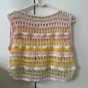 Handstickad väst - tar även beställningar! - Säljer handstickad väst som är sydd av en erfaren kompis. Hon tar även beställningar!☺️ (den här är den mest efterfrågna västen)  Storleken är S men skulle lika bra kunna passa som XS. Priset kan diskuteras