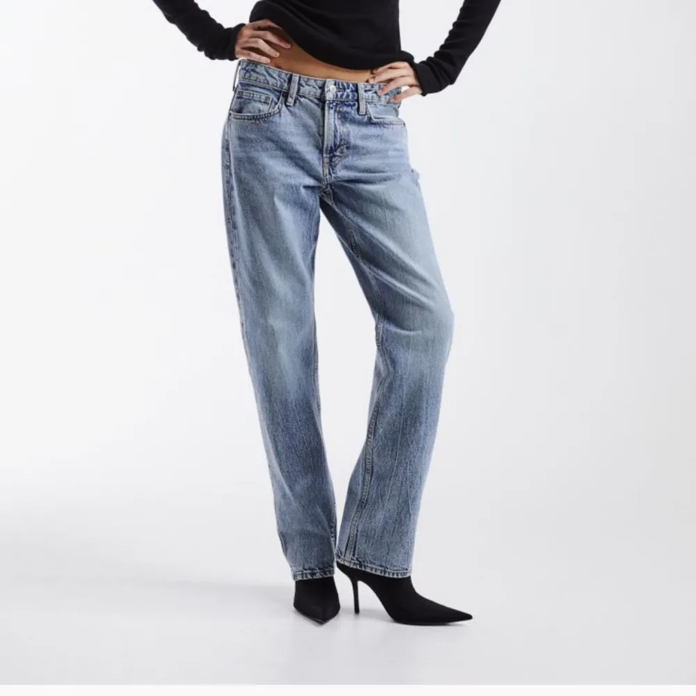 Säljer dessa jeans då jag har så många liknade varandra. Inköpta för 399kr på H&M. Passar dig som är lite längre 170-180cm. Passar dig som har strl 42-48 beroende på hur man vill att dom ska sitta. . Jeans & Byxor.