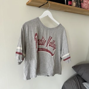 Grå t-shirt med tryck - Grå oversized t-shirt med tryck