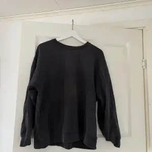 Säljer denna sweatshirt från Zara då jag har en liknande!