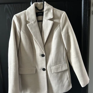 Kappa - Säljer nu min fina kappa från VERO MODA. Kappan liknar en kavaj. Använd ca 3 gånger 🥰🥰 Skriv för mer info och fler bilder