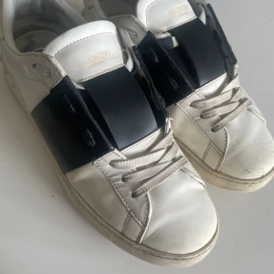 Valentino open  - Säljer dessa valentino open storlek 43. Box och tags medföljer och dem är i fint skick! Självklart äkta. Säljer pga jag är sugen på annat! Byten kan också fungera