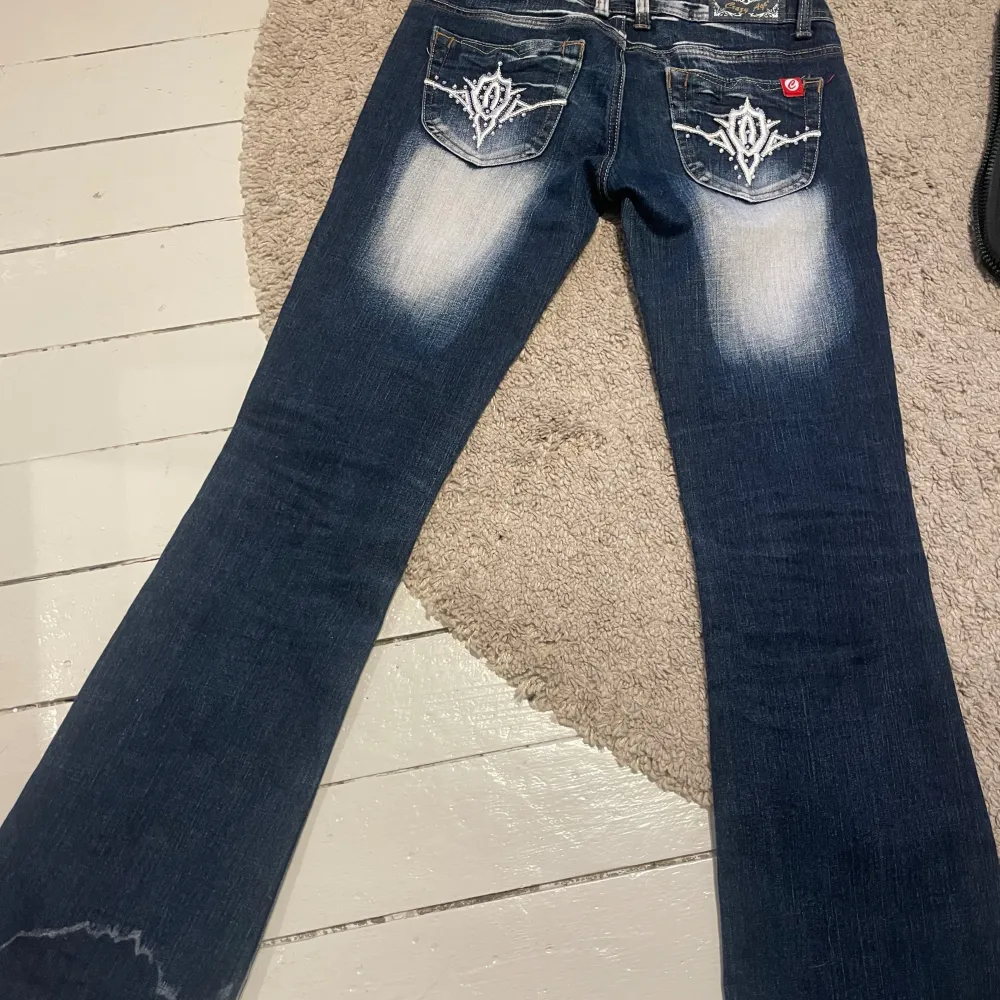 lågmidjade bootcut jättecoola crazy age jeans! är i bra skick kan skicka bild på fläckar men går bort i tvätten.  midja: 37 cm med stretch och innerbenslängden: 80cm. skriv för bilder eller frågor . Jeans & Byxor.