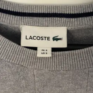 En grå cashmere blend tröja från Lacoste i storlek S. Köpt för 2299kr från Zalando några år sedan och har inte använt den på väldigt länge, även därför jag säljer den. Bra skick, 9/10. Skriv för fler bilder eller mer information.