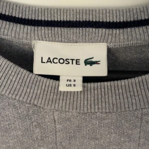 Lacoste cashmere sweatshirt - En grå cashmere tröja från Lacoste i storlek S (3). Köpt för 2299kr från Zalando några år sedan och har inte använt den på väldigt länge, även därför jag säljer den. Bra skick, 9/10. Skriv för fler bilder eller mer information.
