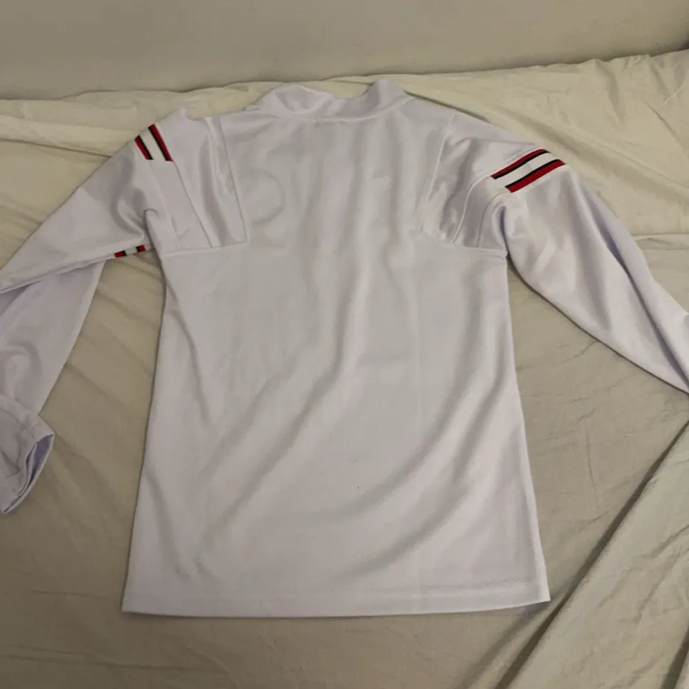 Säljer denna PSG Fotbolls tröja eftersom att jag beställde fel storlek och denna var för liten. Den är oanvänd och är i väldigt bra kondition. . Skjortor.