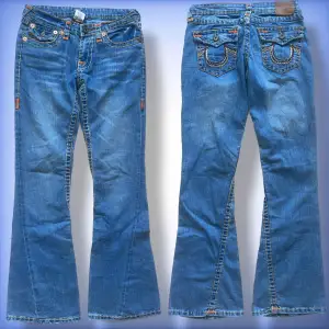 Ett par jätte fina lågmidjade, bootcut True religion jeans, med fatstitching, i ett jätte fint skick! Hör av dig ifall du har frågor!😊