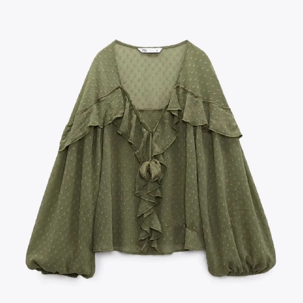 SÖKER denna gröna blusen från Zara. Jag söker den i storlek XS och den får kosta 300 kr som mest💘💘. Blusar.
