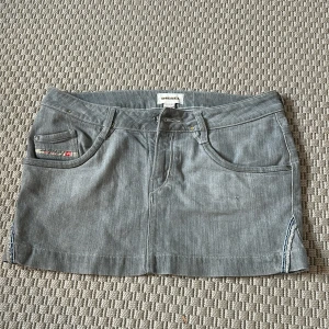 Diesel kjol - Intressekoll på min lågmidjade dieselkjol🙌🏽🙌🏽🙌🏽🙌🏽 Superbra skick med ascoola detaljer💓passar mig bra som brukar ha 38/M🩷köpt vintage, vet ej om den är äkta! 