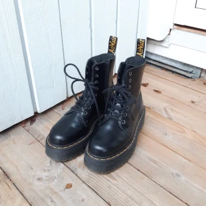 Dr. Martens platform - Köpta 2022. Använda få gånger, började endast gå in dem därav är de nästintill nyskick. Säljer för de var för små. Nypris: 2400 kr