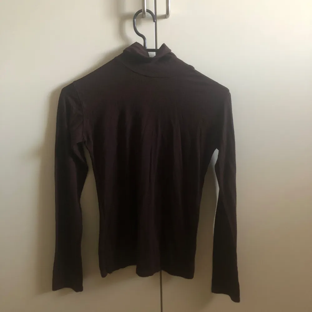 Säljer denna bruna tröjan då den aldrig kommer till användning💗💗 OBS! Se bild 3 eftersom tröjan är väldigt genomskinlig 🤎  Kommer tyvärr inte ihåg vart jag köpte den från 😭😭❤️. Skjortor.