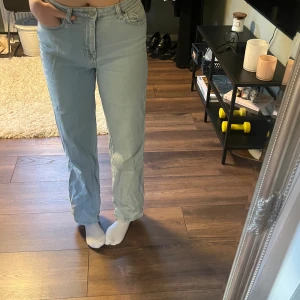 Ljusblå jeans  - Snygga ljusblå jeans från madlady  Högmidja  Har en liten gräsfläck på benet (se sista bilden)
