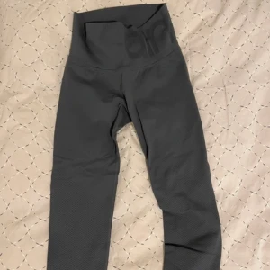 Träningstights - Riktigt snygga och sköna träningstights från Aim’n. Modellen heter Concrete attention seamless tights🎀 Använd ett fåtal gånger och i nyskick!