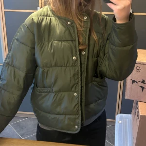 Grön dunjacka - Säljer denna fina gröna dunjacka som är perfekt nu till våren💕