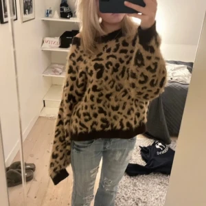Superfin stickad leopard tröja - Säljer min jättefina stickade tröja från H&M💞passar perfekt till våren💞köpte för 600kr