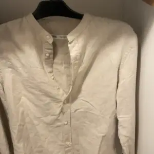 Linneskjorta från Zara, endast använd 1-2 gånger. Nypris 500, säljer för 250. Storlek S