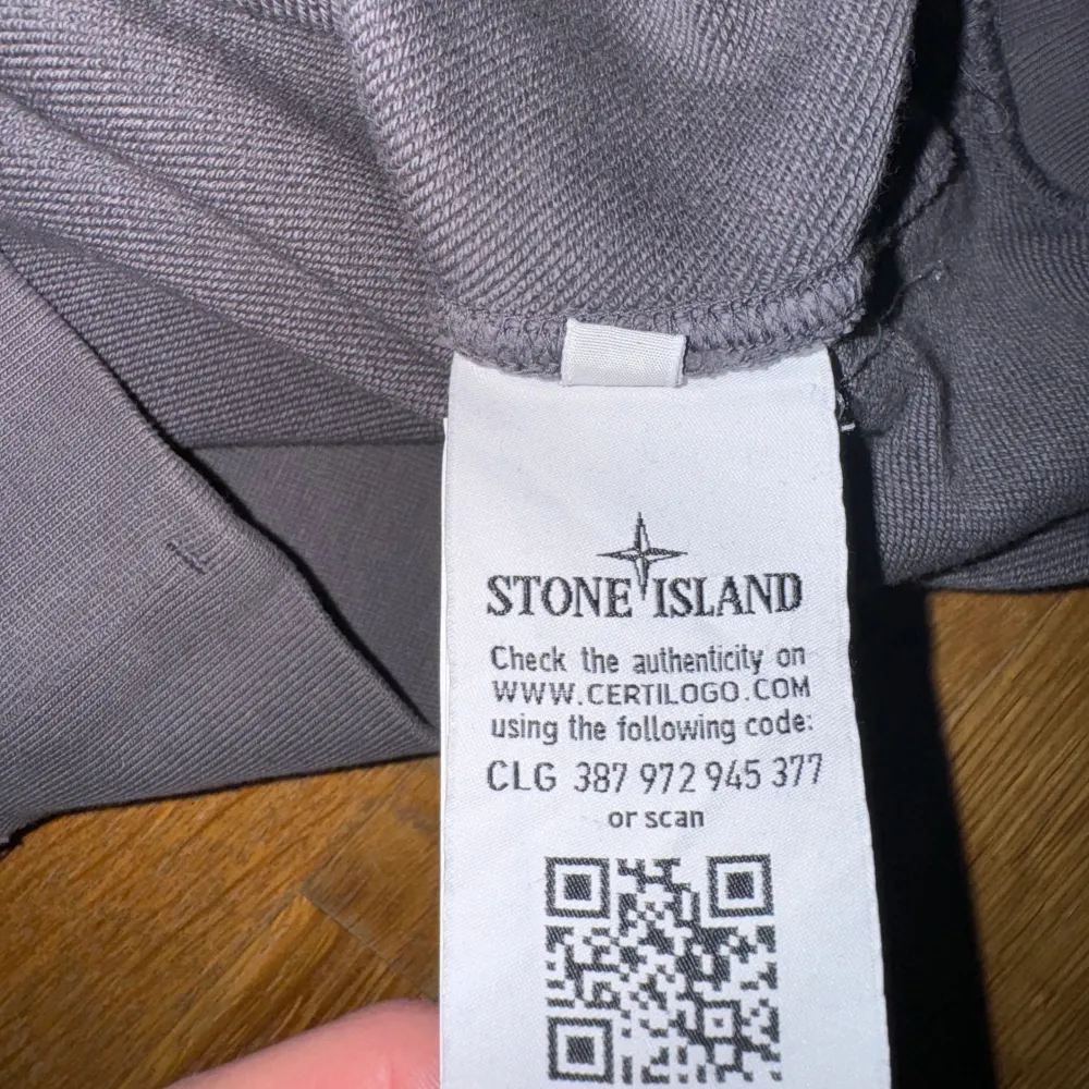 Säljer min stone island hoodie då jag inte använder den så mycket. Ord pris är ca 4100kr  Finns ett pyttelitet märke på luvan men inget som märks av när man har på sig hoodien. Prisen kan gå att diskuteras . Hoodies.