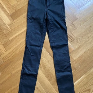 Svarta läderbyxor - Tajta svarta läderbyxor. 