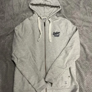 Luvtröja Dobber  - Vit/ljusgrå Hoodie ifrån Dobber med storlek Large, nyskick 10/10.