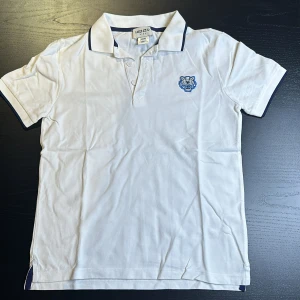 Kenzo piké tröja - En äkta kenzo tröja från Saks Fifth Avenue. Den är bra till speciella tillfällen. Använts några gånger, men fortfarande i bra skick. Säljer för att jag har växt ur den. 