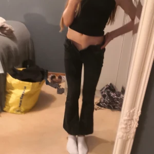 Svarta bootcut jeans  - Fina bootcut jeans. Jätte snygga tyvärr för små bara. Skriv för flera bilder🤍