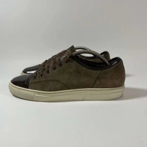 Lanvin sneakers  - Lanvin sneakers, Skick: 9/10, har en liten defekt som syns på sista bild, Inget tillbehör medföljer, storlek 40, passar 41. Liten defekt på mockan också.
