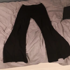 Svart byxor från Lindex  - Fina svarta lite mera mjukis byxor från Lindex. Slits längst ner. Bra skick knappt använda. Skriv för flera bilder. 🤍