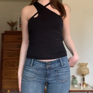 Unikt linne - Linne med band som korsar halsen åt olika håll, originellt från Vero Moda! 💕