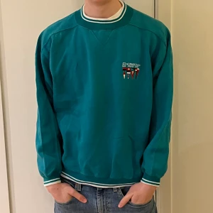 Sweatshirt  - En turkos sweatshirt från Norwegian Cruise Line. Storleken är s/m men den känns som en vanlig medium, M. Kvaliten är bra.