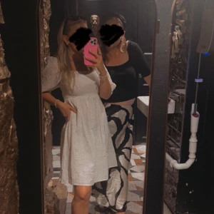 Klänning - Klänning från Vero Moda. Strl S. Använd 1 gång.  📷 Säg till om du vill ha fler bilder så fixar jag det. 💸 Vid snabb affär kan ja tänka mig att sänka priset. ✉️ Köparen står för frakten. 📍 Kan mötas upp i Tyresö.