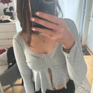 Fin topp/blus - Jag säljer nu denna fina gråa tröjan från gina tricot. Den är bara använd en gång då den är lite för liten i min smak. Kontakta gärna ifall du har frågor❤️