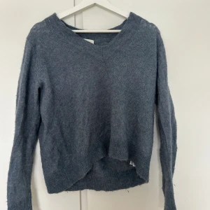 Stickad tröja  - V-ringad stickade tröja i alpacka ull. Storlek XL men passar lite oversize på mig som vanligtvis har S.