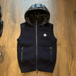 Moncler Maglione Tricot Väst - Slutsåld modell som inte längre produceras, skick 8-9/10, storlek S, nypris 8000 mitt pris 3500 men tar emot rimliga bud! Över 60 refs finns, bara att skriva vid frågor eller funderingar :)