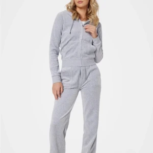 Grå juicy set  - Säljer mitt gråa juicy set då det inte kommer till användning. Använd ett par gånger men är i bra skick.