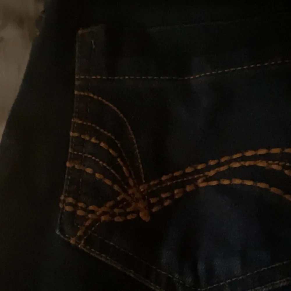 Mörkblåa bootcut jeans som inte används längre, se detaljer på fickorna på sista bilden🩷 inga defekter.  Midjemått-33cm Innerbenslängd- 78cm Dom är lite korta på mig som är 180!!  Skriv vid frågor🩷. Jeans & Byxor.