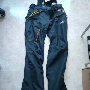 Täckbyxor - Är i allmänt bra skick förutom en reva bak som är lagad (se sista bilden)  All info om storlek finns i bilderna.