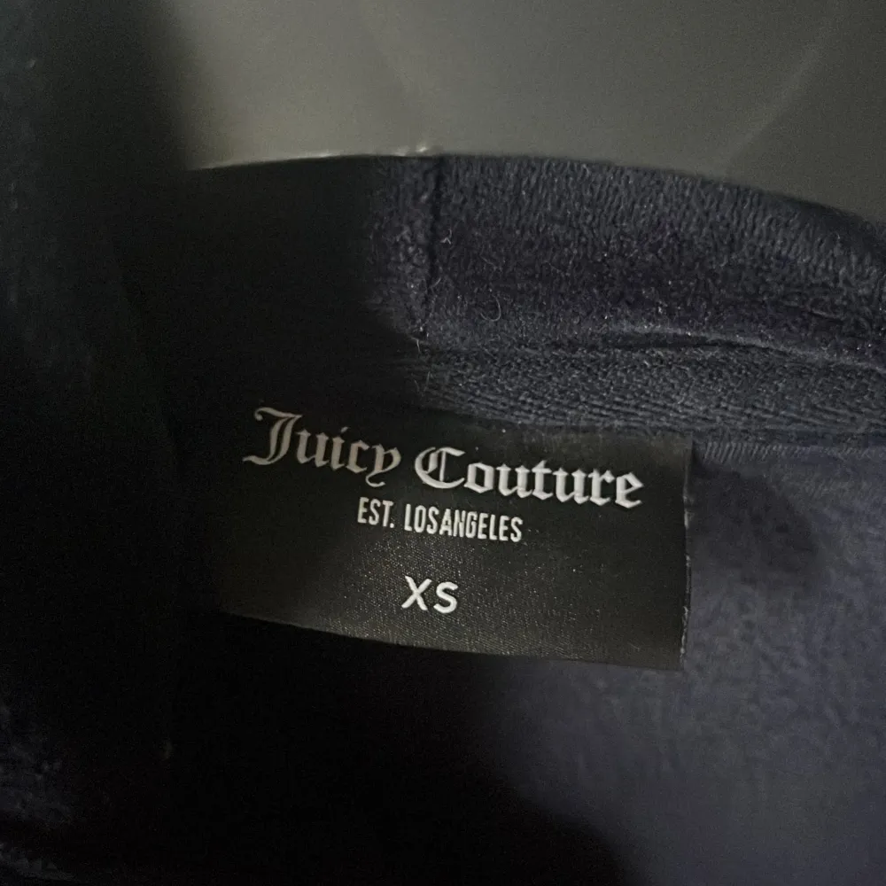 Jag säljer denna juicy couture tröjan. Tröjor & Koftor.