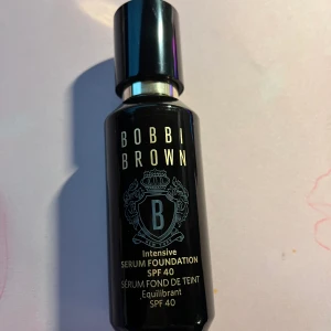 Bobbi Brown serum foundation - Endast testade en gång men måste sälja pga det är fel nyans för mig (C-026, cool ivory). Ett plus är att den har 40 SPF. 