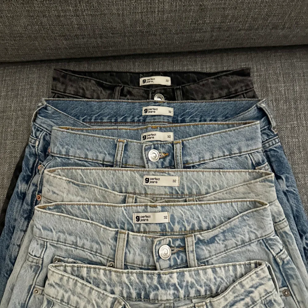 5 jeans från gina tricot +1 från hm  alla är petite i storlek 32 säljer pga jag har växt ur mig dem, har gått upp i vikt  köparen står för frakten❣️  dm för fler bilder🫶. Jeans & Byxor.