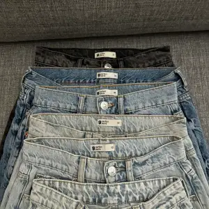 5 jeans från gina tricot +1 från hm  alla är petite i storlek 32 säljer pga jag har växt ur mig dem, har gått upp i vikt  köparen står för frakten❣️  dm för fler bilder🫶