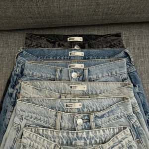 JEANS DENIM GINA TRICOT - 5 jeans från gina tricot +1 från hm  alla är petite i storlek 32 säljer pga jag har växt ur mig dem, har gått upp i vikt  köparen står för frakten❣️  dm för fler bilder🫶