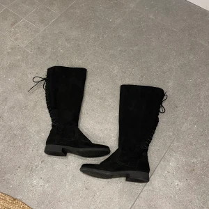 Svarta stövlar  - Snörning bak till, nästan oanvända