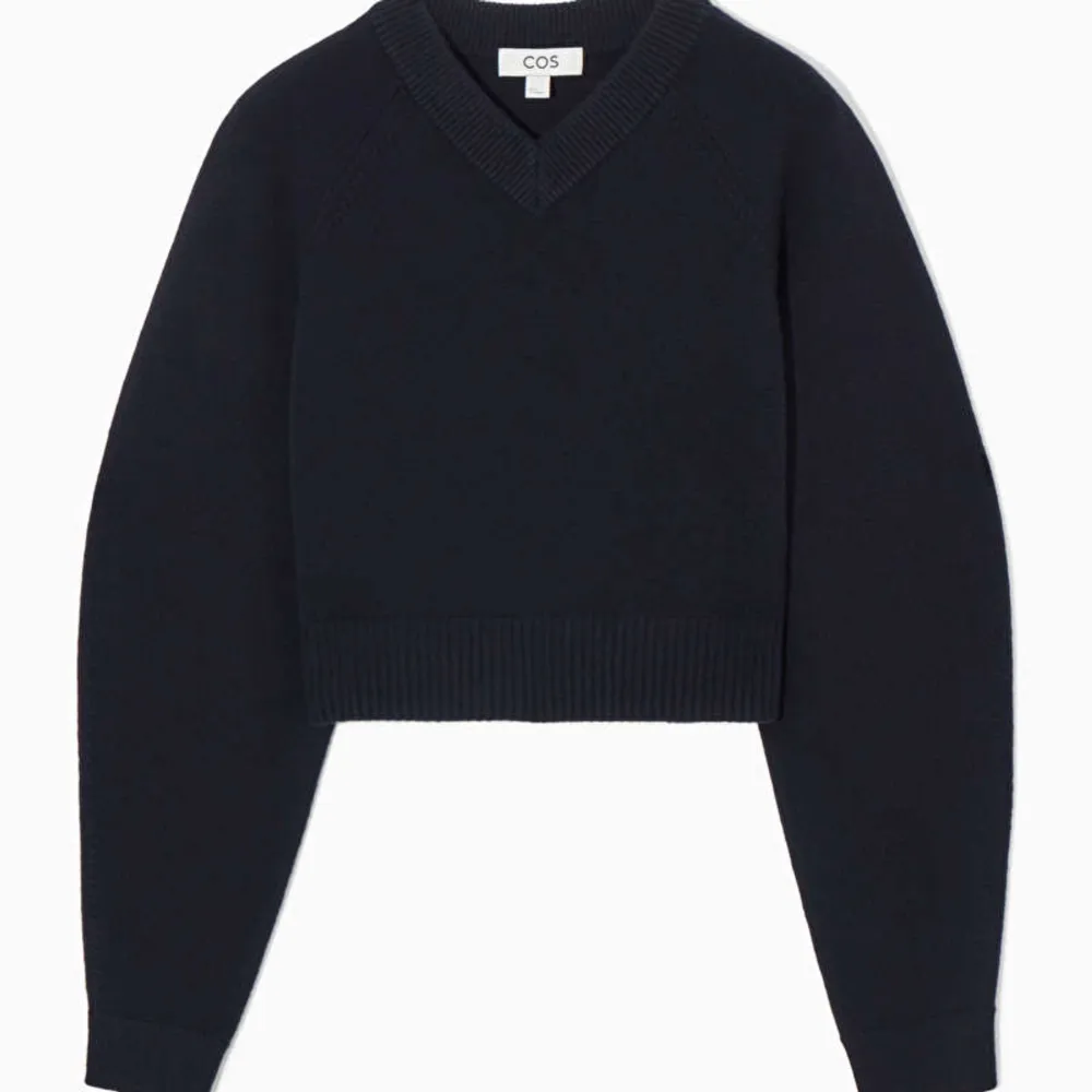Cos stickad tröja ”cropped v-neck wool jumper”, i jättefint skick, nästan helt oanvänd, marinblå, i storlek L. Originalpris 900kr.. Stickat.