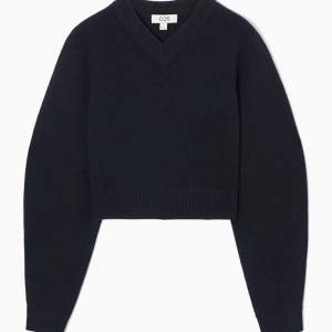 Cos stickad tröja ”cropped v-neck wool jumper”, i jättefint skick, nästan helt oanvänd, marinblå, i storlek L. Originalpris 900kr.