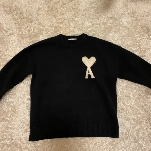 Ami Paris tröja  - En snygg Ami Paris tröja. Den är köpt på Plick men passande inte, så behöver tyvärr sälja vidare den! 