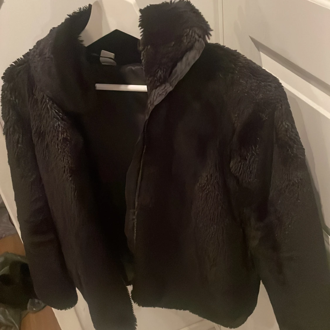 En svart pälsjacka storklek: 152 (11-12år). 100kr - 91