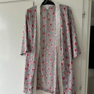 En kimono i materialet satin. Köpt på twilfit, använd 1 gång. Storlek: XS/S. Nypris: 499kr men har utgått ur sortimentet.  