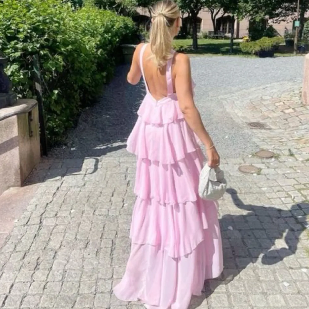 SÄLJER denna vackra Vero Moda X Felicia Wedin rosa klänning😍perfekt som balklänning, i storlek S och är ny och oanvänd fortfarande med prislappar🩷Däremot! har den ett märke längst ner som jag gärna skickar bild på privat💞säljer vid bra prisförslag!🩷🩷. Klänningar.
