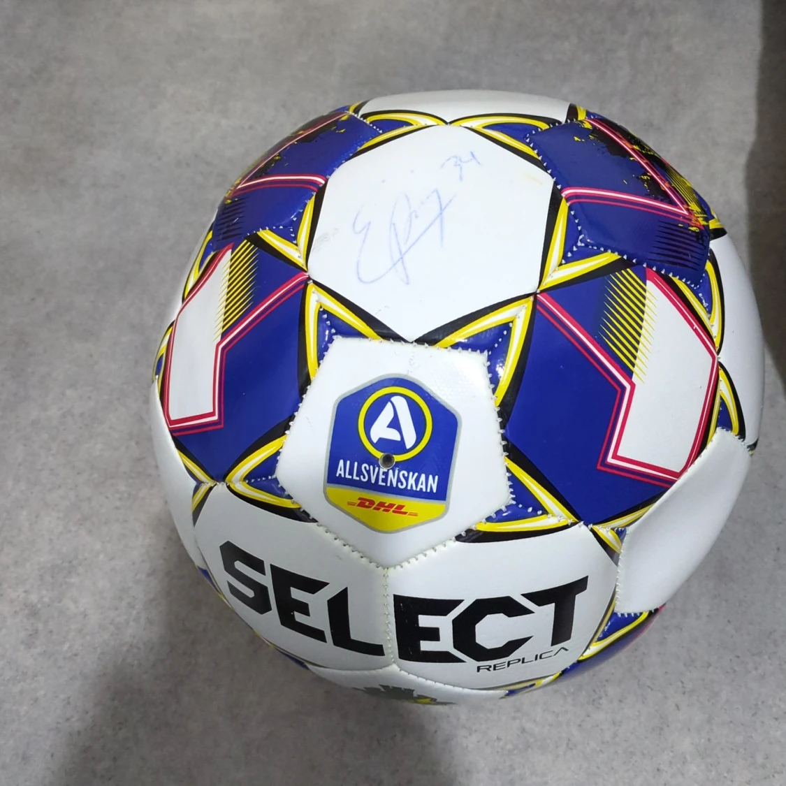 Nu säljer Ja min signerad AIK boll vet khd vem som dig signerade de har jag glömt de kan ni berätta de va matchen mellan AIK och HUFF i Hudiksvall 